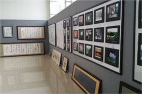 八棱柱掛畫(huà)展墻